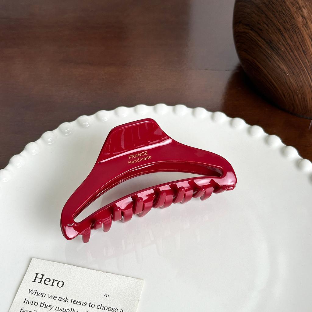 Премиальная корейская заколка для волос с золотой этикеткой для элегантных высоких причесок и шикарных стилей. Доступна в черном, карамельном или красном цвете.