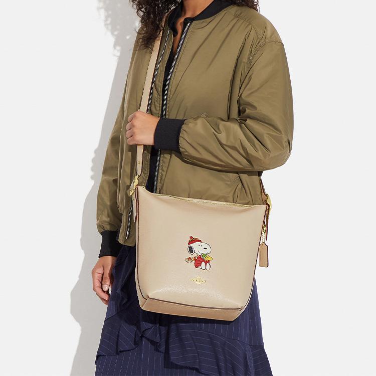Coach X Peanuts Snoopy Коллаборация 23 Застежка-молния Принт Snoopy Кожа с текстурой ( pebble leather) Средняя сумка через плечо Crossbody Женские сумки Бежевый CF292-IMOQY