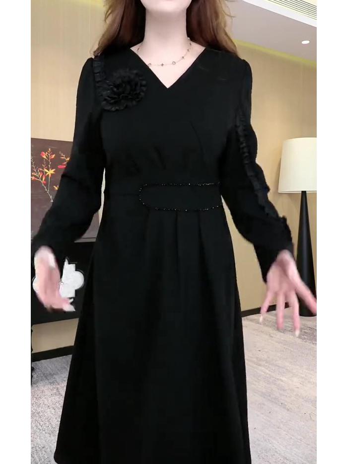 Luxurious Velvet Embroidered Dress for Middle-Aged Women - Autumn/Winter Collection
