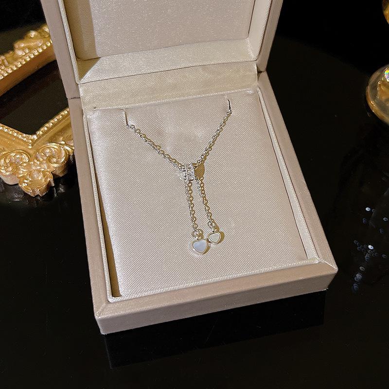 Butterfly Pearl Necklace for Women: High-End Titanium Steel Clavicle Chain Inspired by Internet Trends.