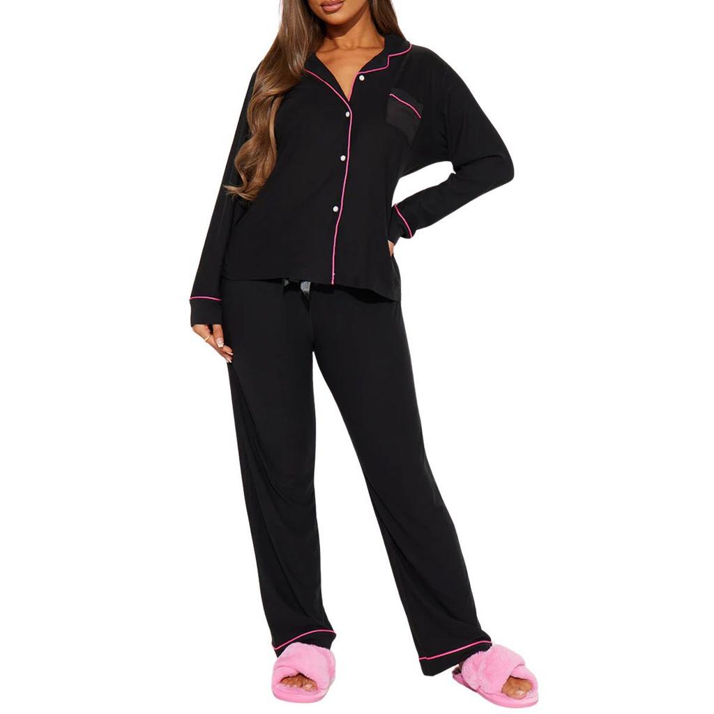 Женщина носит пижаму-двойку с кардиганом, с принтом, с длинными рукавами и длинными брюками, поверх своего домашнего платья.