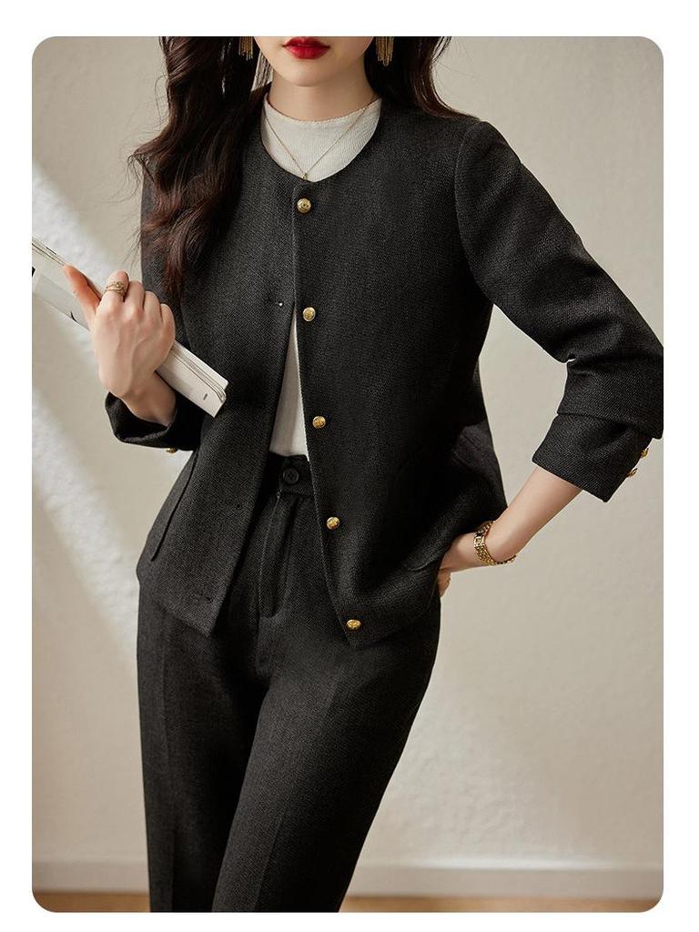 Женский универсальный костюм-двойка приталенного кроя Весна 2024 - Круглый вырез, Высококлассная офисная мода с ноткой элегантности.