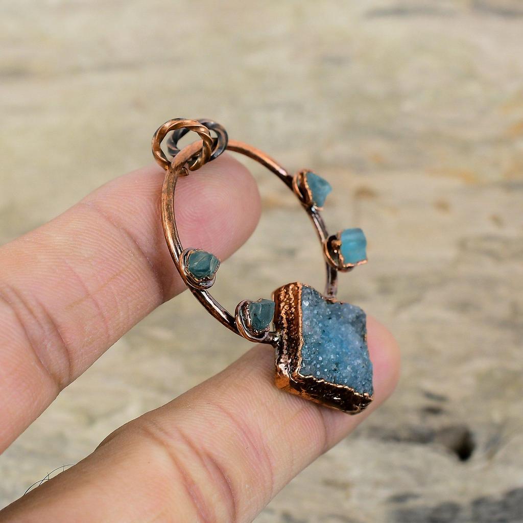 Подвеска «Синие друзы» Медный кулон, изготовленный гальваническим способом, Неоновый апатит, Грубый кулон, Ювелирные изделия, изготовленные методом гальванопластики, Подвеска из драгоценного камня ручной работы, Подарок на годовщину
