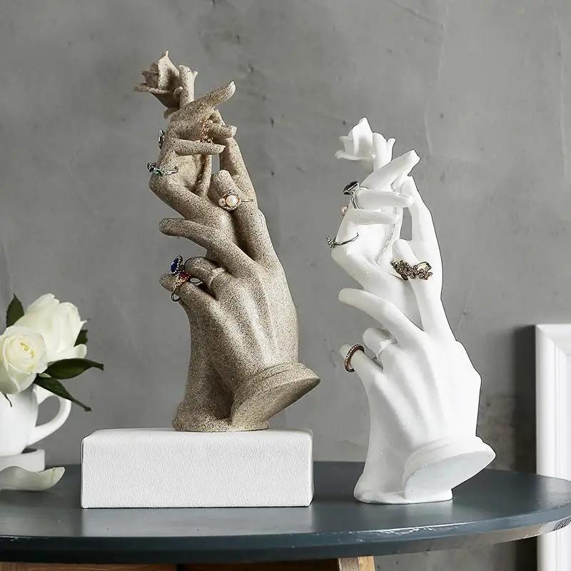 Nordic Creative Resin Hand Models Ring Holders Bracelets Jewelry Display Racks Counter Ring Display Props Rose Hands Wedding Decorations Ornaments