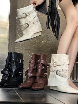 Мода Зима Женские Полусапоги Дизайн с Заклепками Клиновидный Высокий Каблук Слипоны Пряжка на Ремне Черный Белый Коричневый Модные Вечерние Туфли Размер 35-40