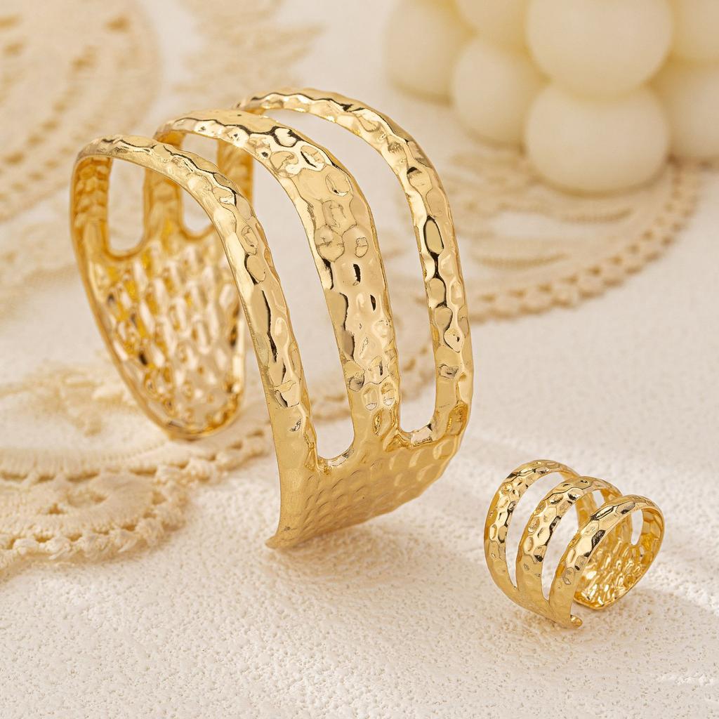 2024 New Arrival Fashion Cheap Design Exaggerated Geometric Flap Adjustable Simple Unisex Gold Alloy Vintage Bracelet