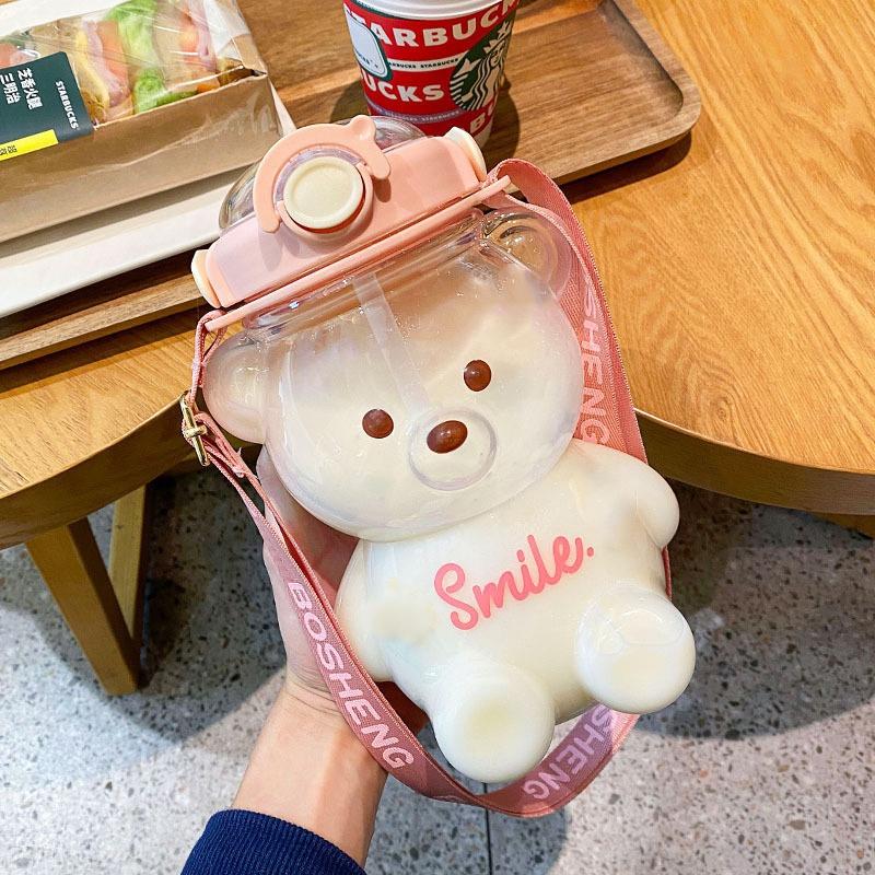 Пластиковая бутылка для воды Kawaii Bear с соломенным портативным ремешком, милые детские бутылочки для девочек, летняя большая вместительная чашка для чая с молочными пузырьками ZH