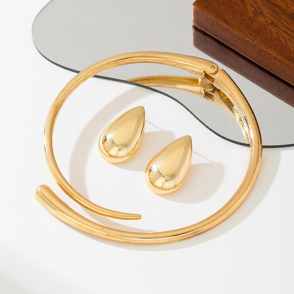 Модный комплект женских украшений