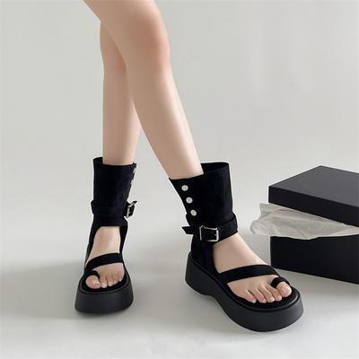 Ретро сандалии на толстой подошве Queen Fan для женской летней носки 2025 новые высококачественные туфли с закрытым носком на высокой платформе, крутые ботинки