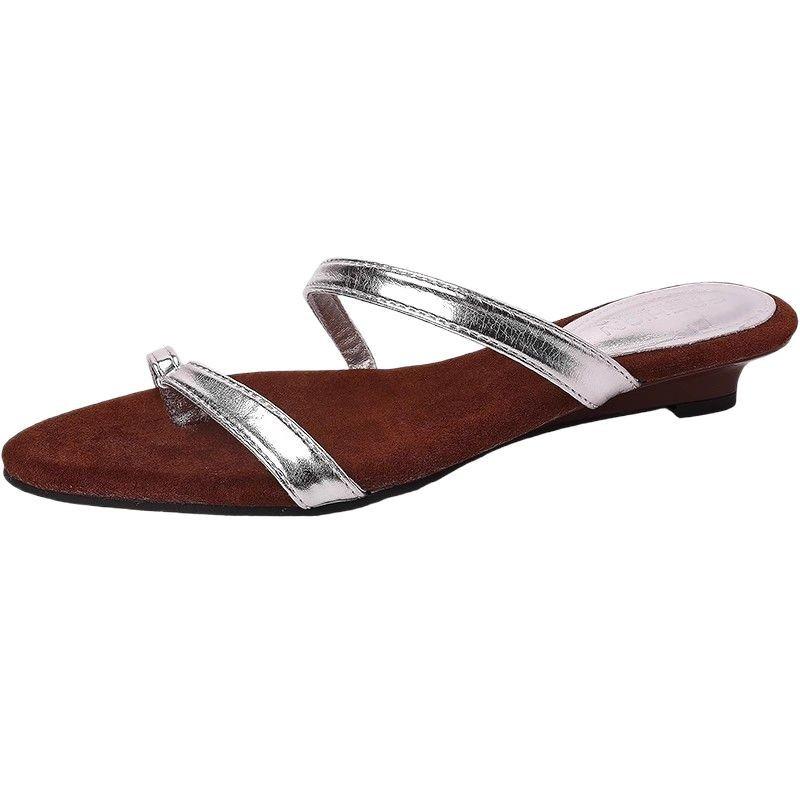 Клиновидный каблук с закрытым носком французские маленькие крутые тапочки обувь феи 2025 новая летняя обувь нишевые тонкие ремешки римские сандалии