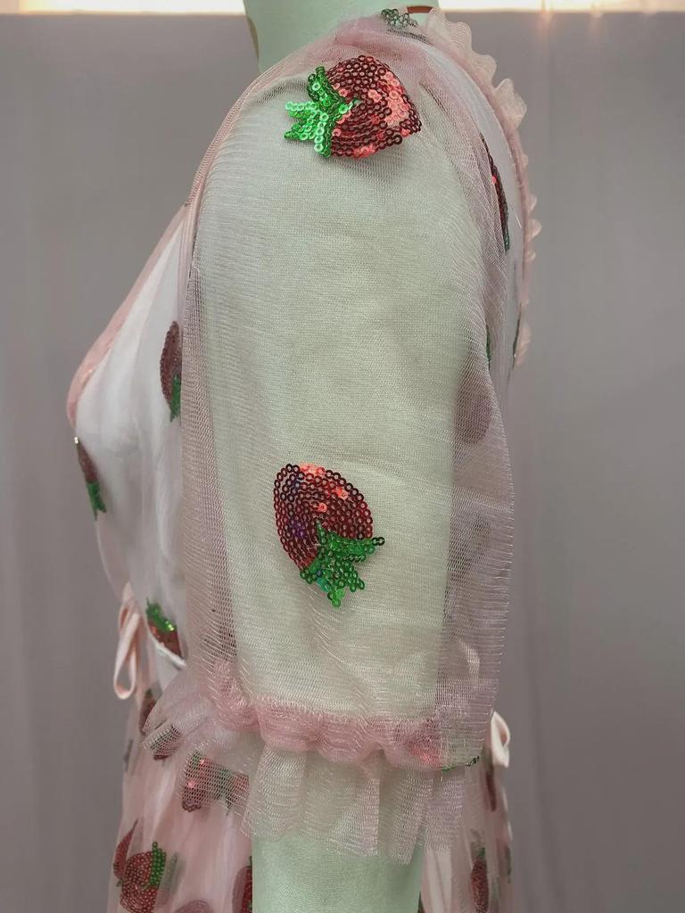 2025 Европейско-американское двухцветное платье-сетка с плиссировкой цвета французской клубники, расшитое пайетками