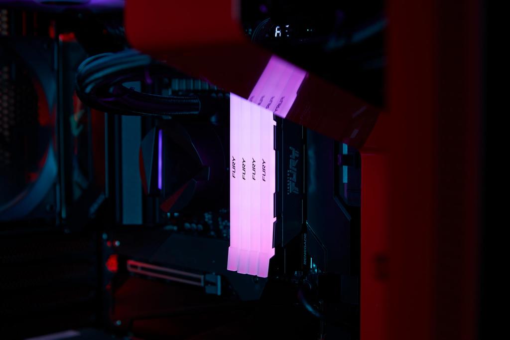 Kingston FURY Renegade RGB 16 ГБ 3600 DDR4 CL16 DIMM 1Gx8 настольная память - KF436C16RB12A/16