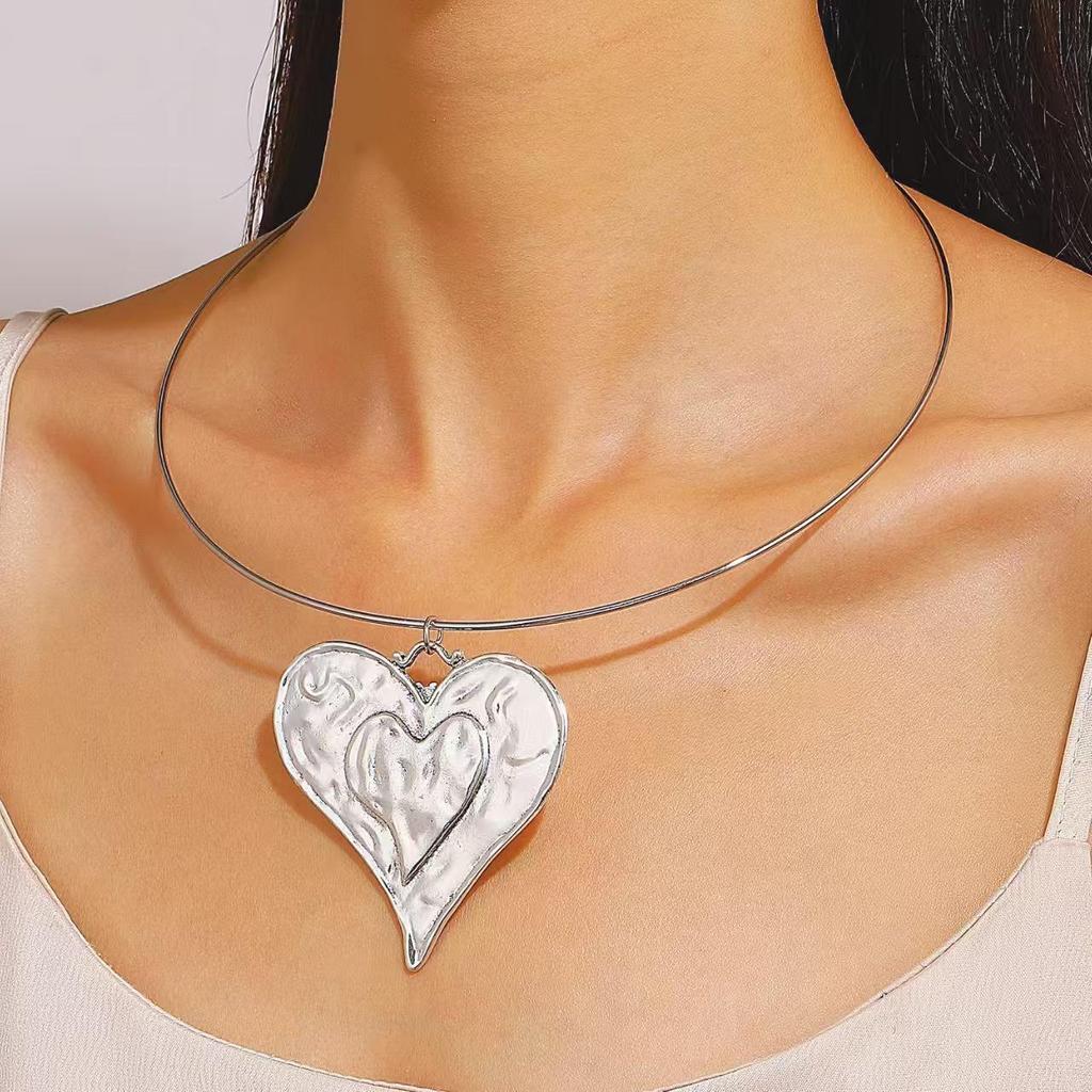 Retro Heart & Flower Hollow Choker Necklace for Women