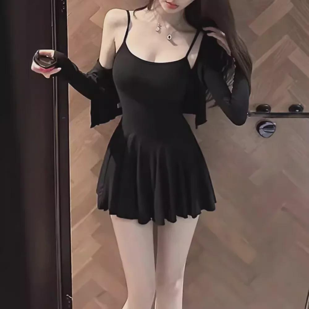 Сексуальный комплект из двух частей Royal Sister: Комплект из короткого платья на подтяжках и юбки для ранней осени.