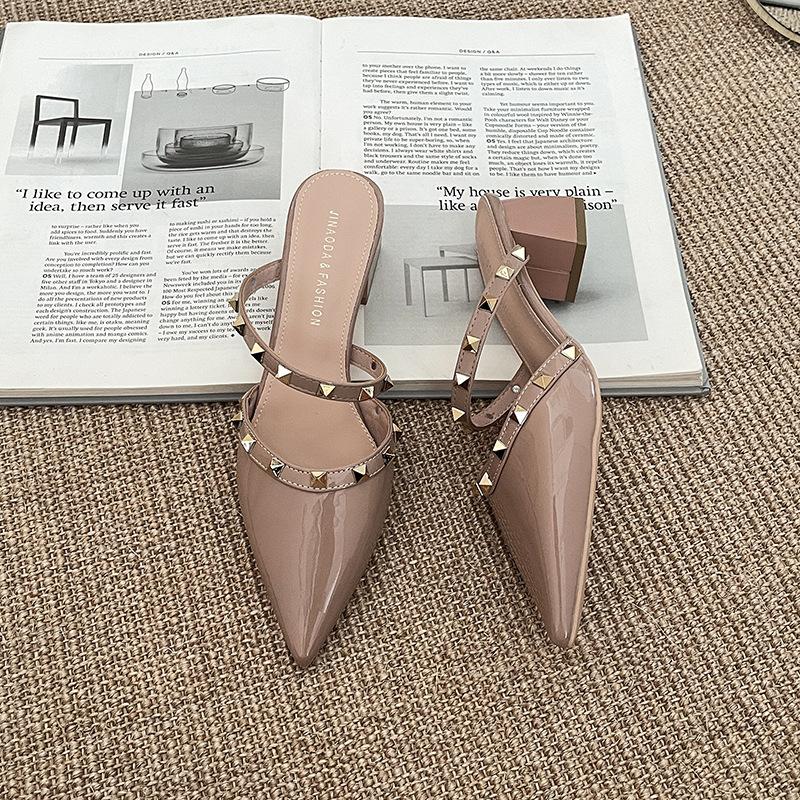 Летняя мода новые крутые шлепанцы на высоком каблуке женская уличная одежда заклепки мода темперамент толстый каблук острый носок сумка голова женская обувь