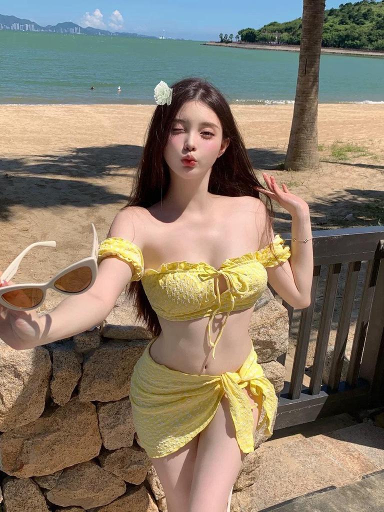 2024 Цветочный купальник-топ-бандо на одно плечо: Сексуальный костюм-тройка с юбкой с разрезом