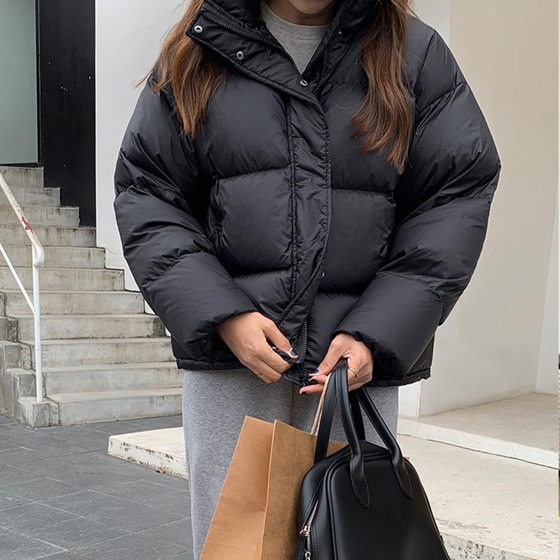 Пуховик женский 2024 года, новая корейская версия, свободный, утолщенный, теплый, белый, с воротником-стойкой, куртка из утиного пуха, короткая куртка