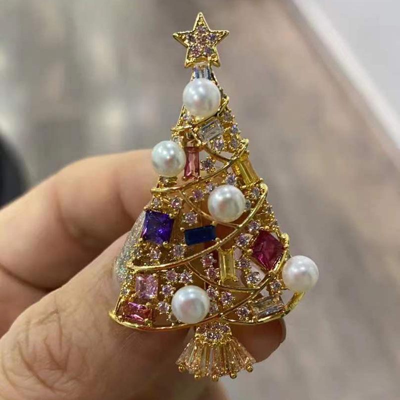 «Цветная брошь в виде елки с цирконами и жемчугом — позолоченная праздничная булавка»