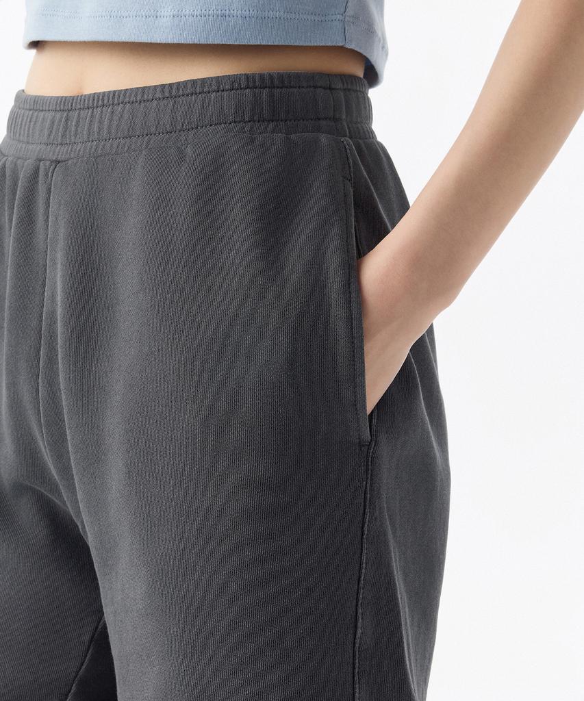 MUSINSA STANDARD WOMAN Женские пигментные шорты-свитшот с обрезанным краем [Угольно-серый]