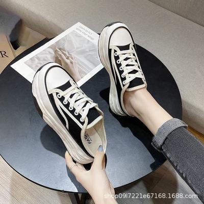 Толстоподошвенные тапочки-полуноски с сумкой на голове женские летние новые тапочки на платформе для увеличения роста повседневные ленивые полуподносы парусиновые тапочки