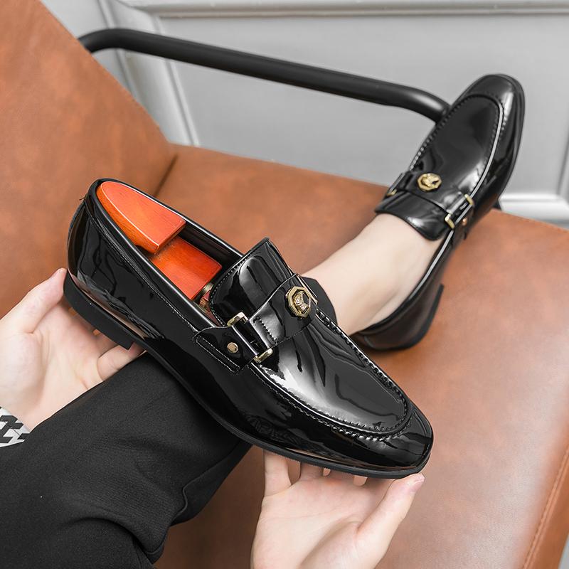 New Designer British Pointed Metal Badge Wedding Dress Leather Shoes Moccasins Prom Homecoming Party Footwear Zapatos Hombre