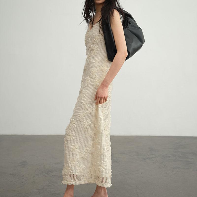 Весеннее платье с подвязками и объемным цветочным принтом