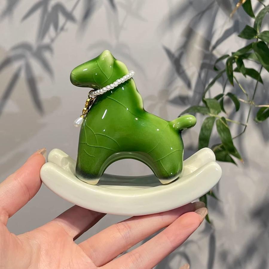 Зеленая керамическая фигурка лошадки-качалки с декором из кракелюровой глазури и жемчужным ожерельем. Мини-настольное украшение для дома, подарок на удачу.