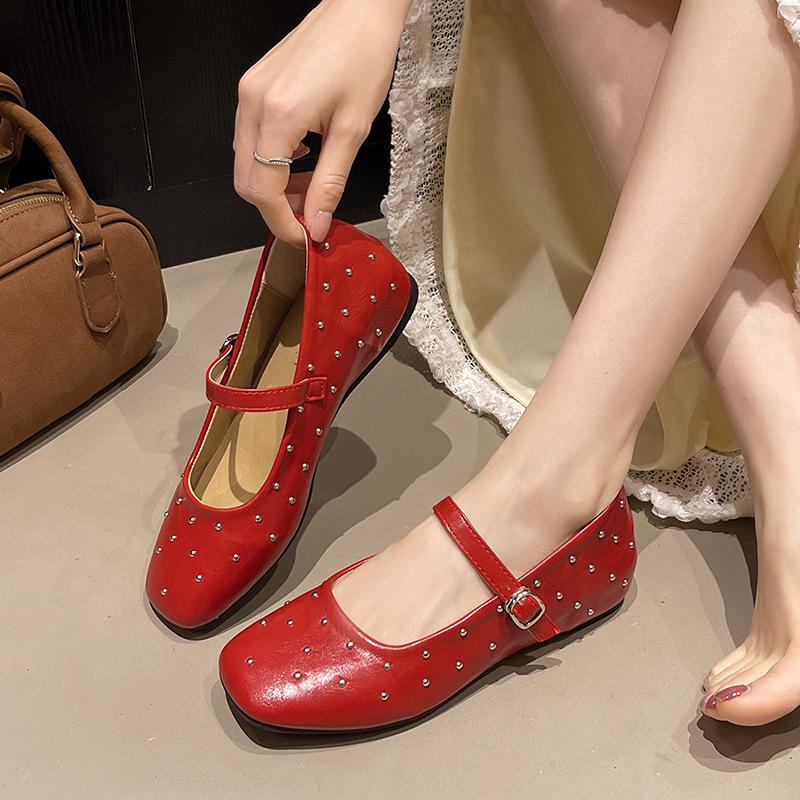 Весна 2025 года, новые корейские ретро-балетки с заклепками, квадратная головка, плоская подошва, одинарные туфли с пряжкой из одного слова, увеличивающие внутреннюю высоту, туфли Мэри Джейн