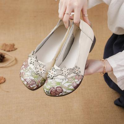Весенние новые женские туфли из коровьей кожи с верхним слоем на плоской подошве и низким каблуком в этническом стиле с цветочным принтом, повседневные женские туфли-одиночки для мам среднего возраста