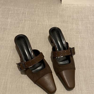 Весна и лето 2025 новая мода интернет-знаменитость подиум ретро черные заклепки квадратный носок высокий каблук сандалии женские полушлепки для улицы