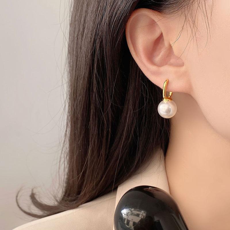 Pearl Ear Buckle Light Luxury High-end Earrings French Elegant Temperament Earrings Niche Design