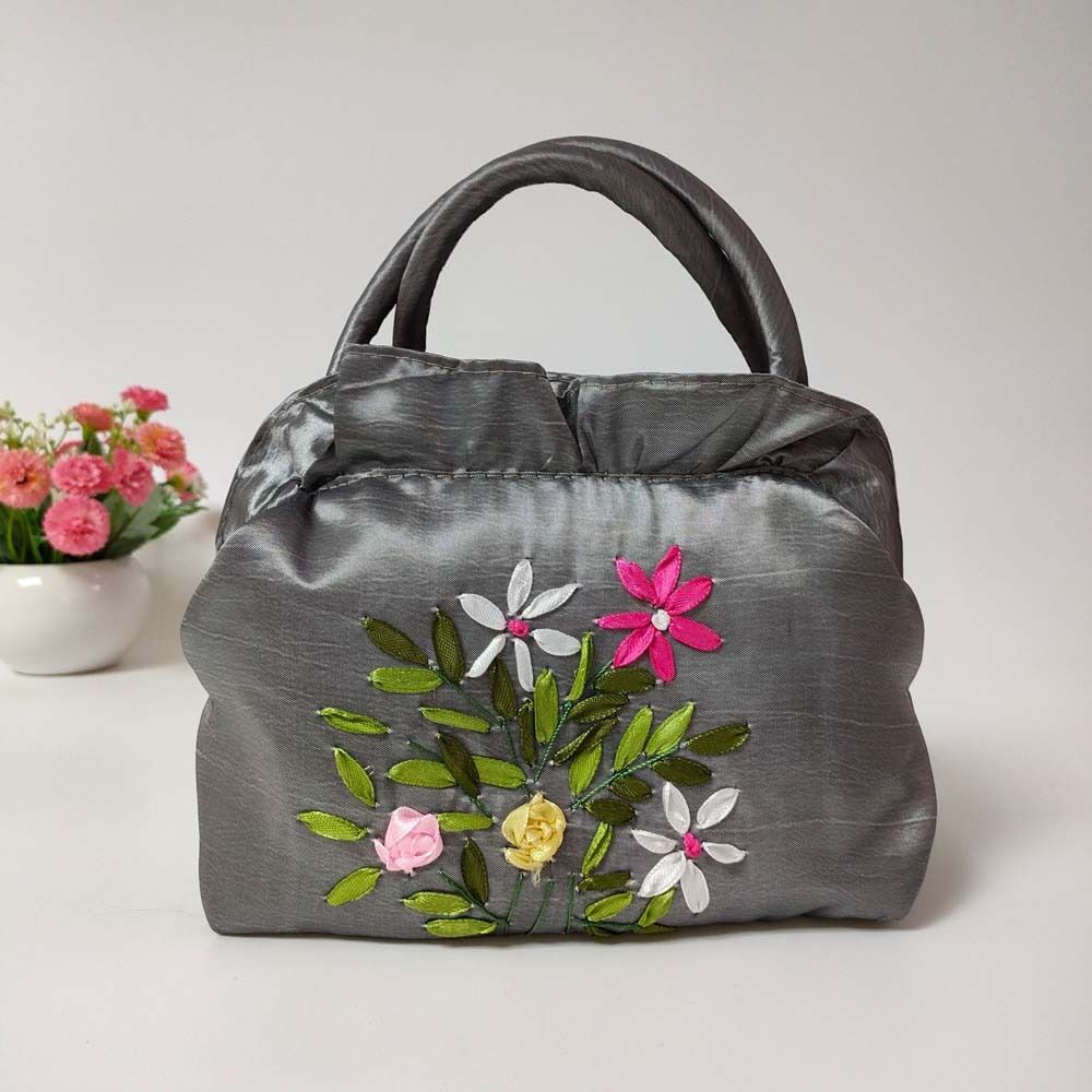 Сумка-тоут из атласного шелка с вышивкой цветов, с оборками, в этническом стиле, на молнии, с цветком, на запястье, для путешествий