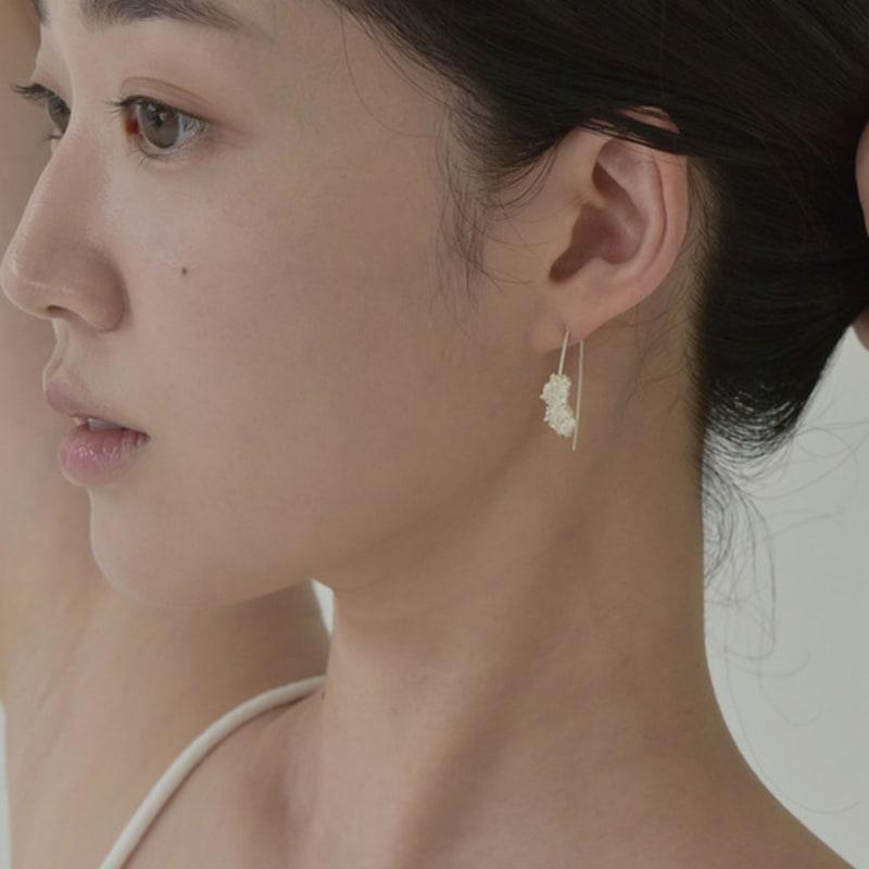Mouvebament White mini drop Earring_Silver925