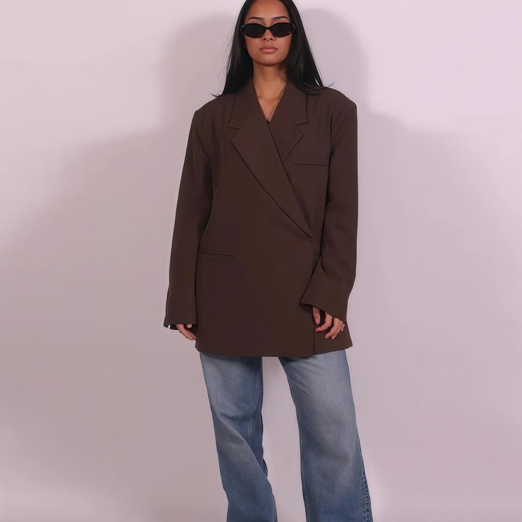 Повседневный женский костюм с лацканами на пуговицах в европейском и американском стиле 2025 года с вариантами короткого и длинного рукава
