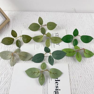 Прямые продажи Имитация листьев Шелкография Четырехлучевые листья розы Зеленые аксессуары для растений Настенная ручка Набор Декоративные зеленые листья растений