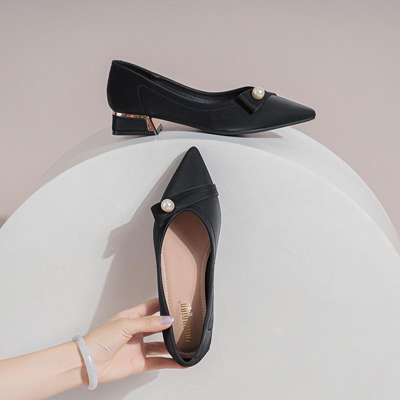 Мода 2025 Женские элегантные туфли-лодочки с острым носком, мягкой подошвой и низким каблуком, для офисной леди, большого размера 43, слипоны, одинарные, резиновая подошва, лето