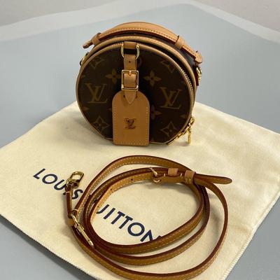 [Б/У] Маленькая сумка-кроссбоди Boite Chapeau Classic с монограммой - Очень хорошее состояние #1JWRQYC