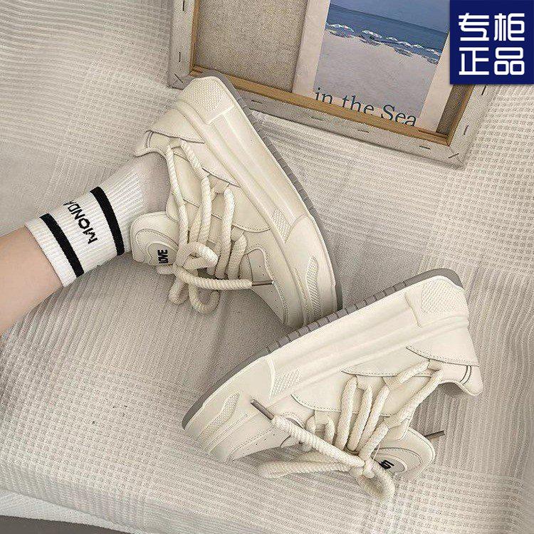 В 2024 году новые маленькие белые туфли будут популярны осенью и зимой, супер огненные кеды на платформе, модели-маффины, универсальные на толстой подошве, нишевая мода