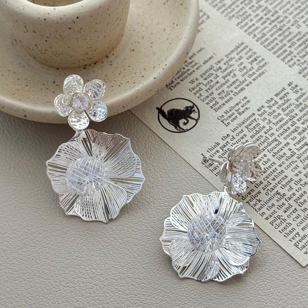 New high-end zircon silver flower earrings, fashionable niche exaggerated wind earrings, sweet temperament earrings.