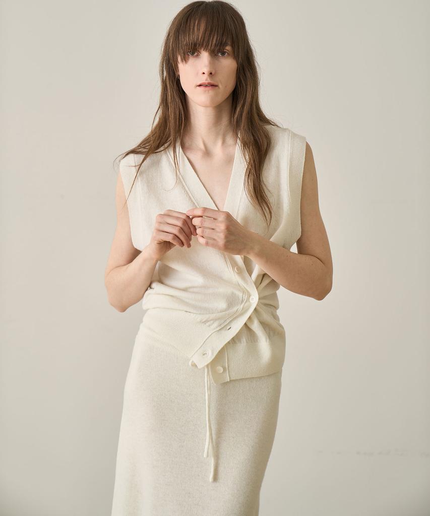 GRIDAJ Fine Wool V-Neck Button Vest _ Ivory
