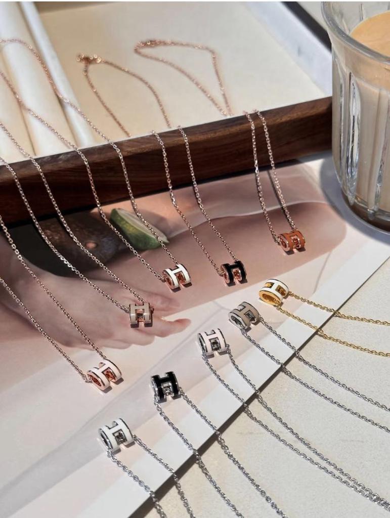 Женское высококлассное эмалированное колье Hermes с буквой H, 18-каратное розовое золото, универсальный нетускнеющий кулон на ключицу