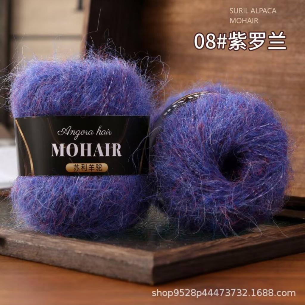 Вязаные вручную шерстяные шапки и шарфы с использованием мотков пряжи