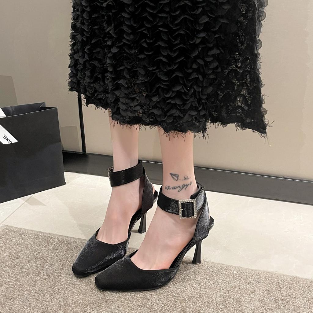 Туфли на высоком каблуке женские летние 2025 новые черные сексуальные сандалии с тонким каблуком и неглубокой квадратной головкой универсальные сандалии с пряжкой на ремне