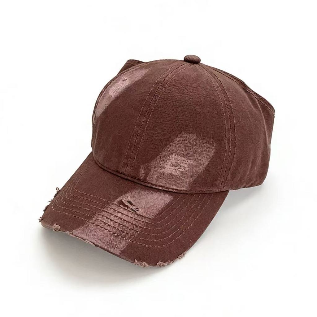 Classic Cotton Baseball Cap With Adjustable Fit For Sun Protection And Wind Resistance