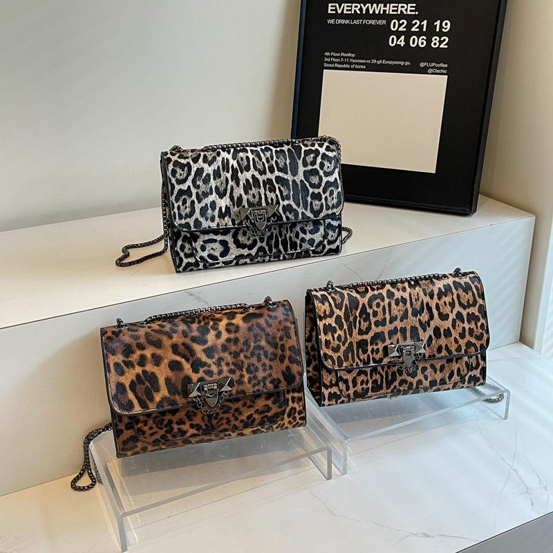 Милая и классная сумка-мессенджер Spice Girl с коровьим узором, квадратная, осень 2024 г., персонализированная сумка-мессенджер с леопардовым принтом и цепочкой