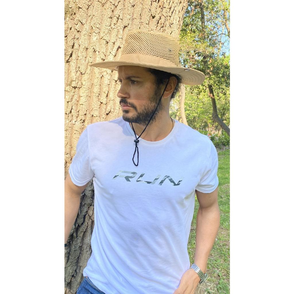 Ковбойская модель мужского пола в соломенной шляпе