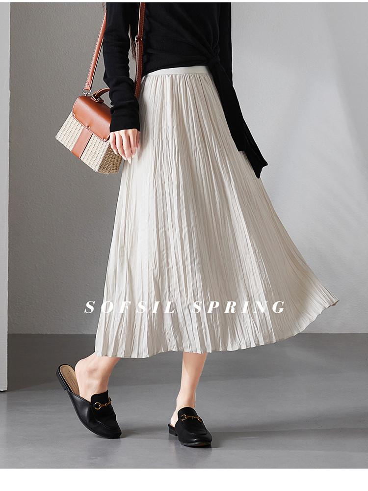 High-waisted pleated skirt