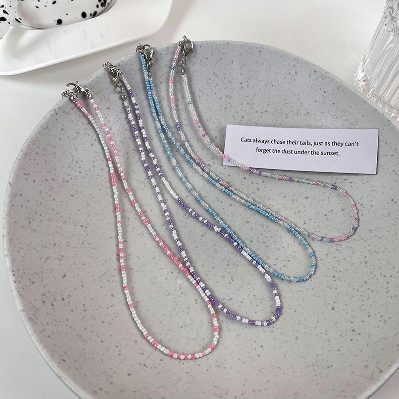 Новое ожерелье из рисовых бусин конфетного цвета милое и милое, а молодые девушки носят летние колье-колье.