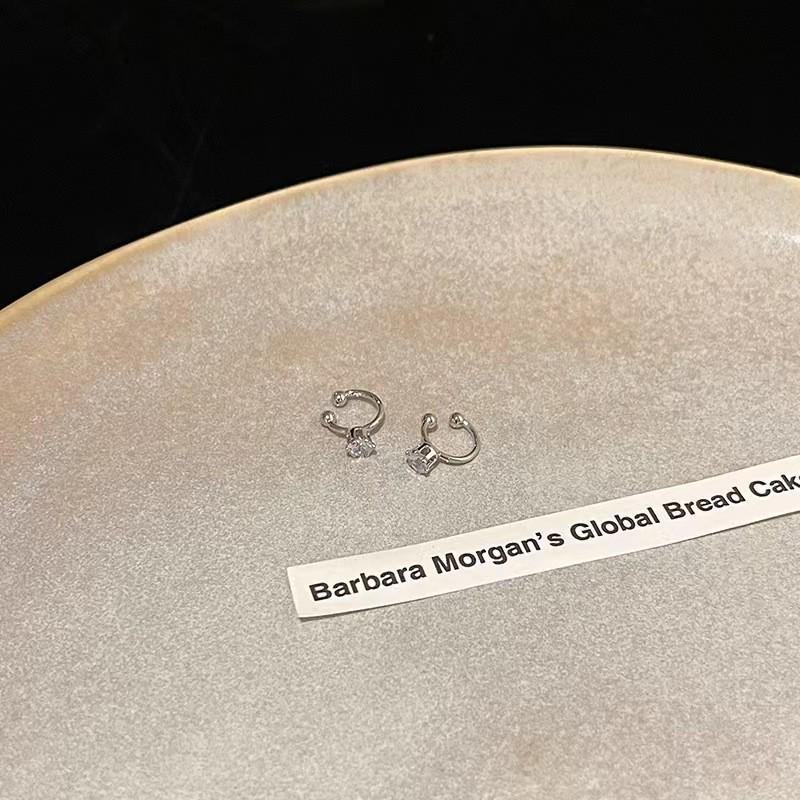 "Autumn Winter Snowflake Zircon Ear Clip: Elegant and Luxurious Ear Clip for a Festive, No-Piercing Required Look"