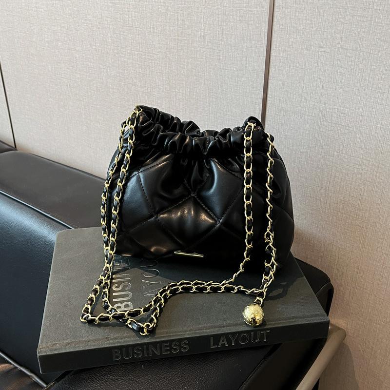 Летняя маленькая сумка на цепочке с ромбовидной вышивкой, женская, новая 2025 года, в зарубежном стиле, универсальная сумка-мессенджер на цепочке, модная супер-хитовая сумка-ведро